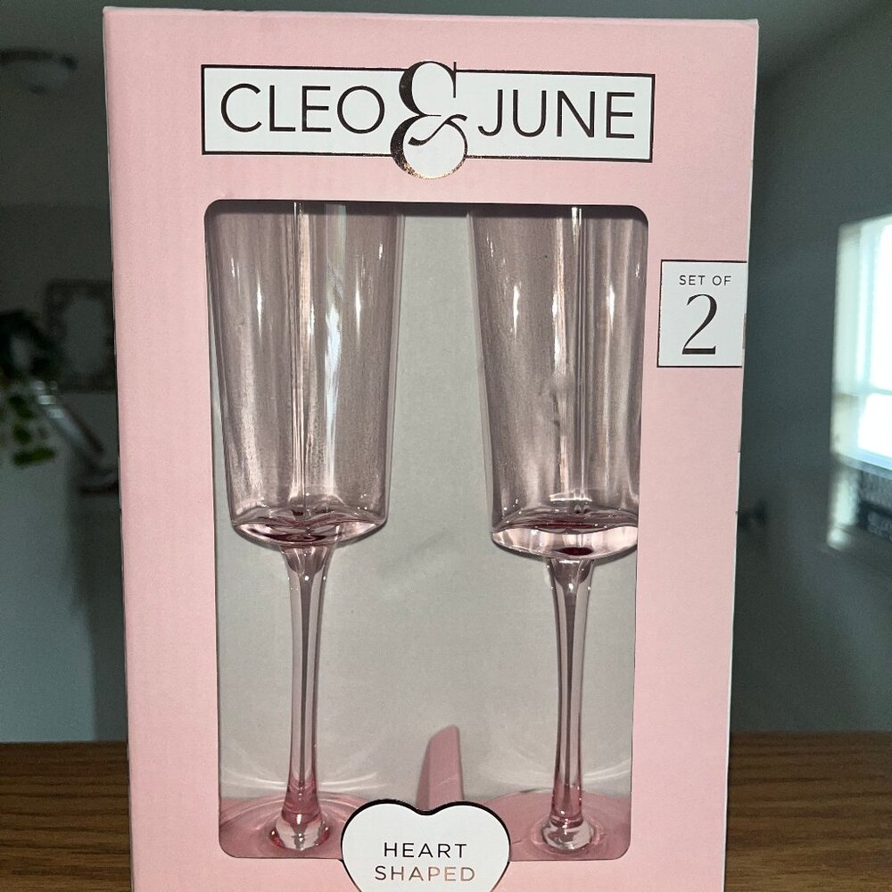 NEW Cleo & June Pink Heart Shaped Glass Champagne Flutes - Picture 1 of 1